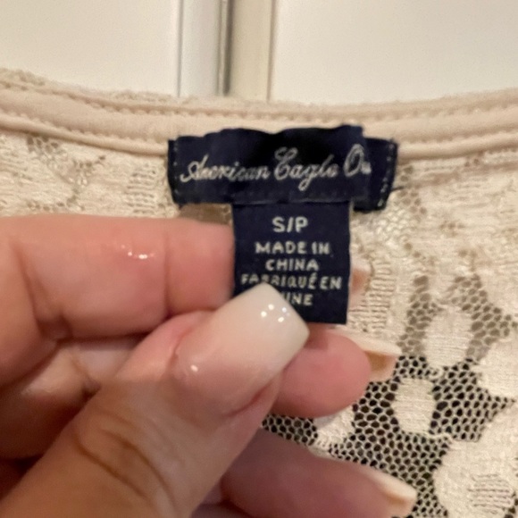 🔥Nice ivory lace top from American Eagle size Small. Lace overlay with tank - Picture 2 of 4
